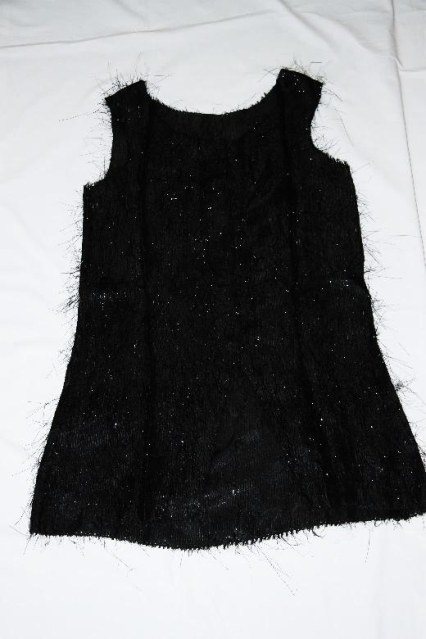 Gilet et robes noires « poilues »
